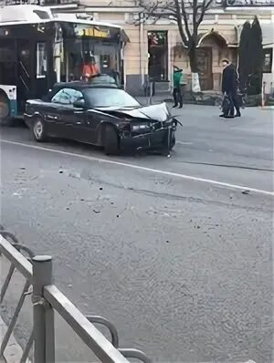 Авария симферополь 26. Бмв симферополь перевернулась клары цеткин. Врезаламашинавмагазин. Массовое дтп а симферополь. Инцидент симферополь.