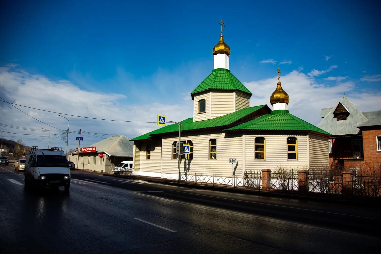 Трехсвятительский храм Красноярск. Церковь на Базаихе Красноярск. Трехсвятительская Церковь в Базаихе Красноярск. Церковь трех святителей на Базаихе. Трех святая церковь