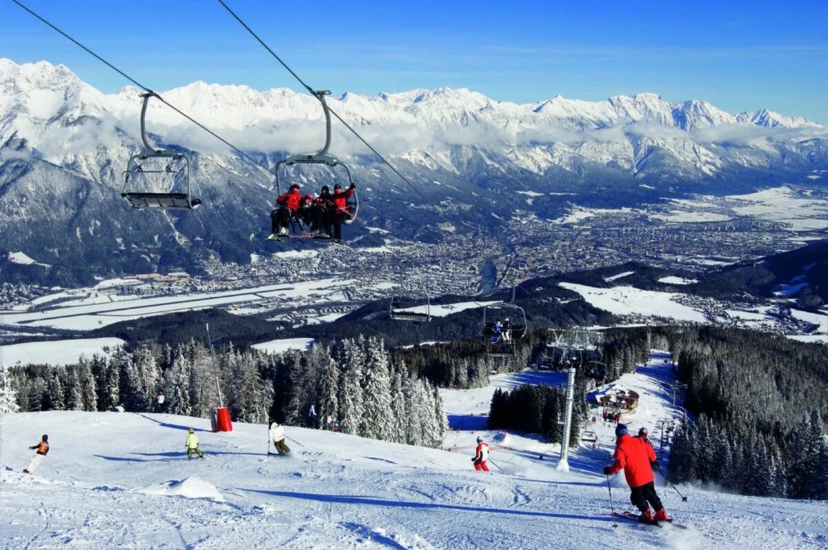 Виды горнолыжного курорта. Тироль Австрия горнолыжка. Инсбрук горнолыжный курорт. Инсбрук Австрия горнолыжный курорт. Альпы Тирольские горы Австрия.