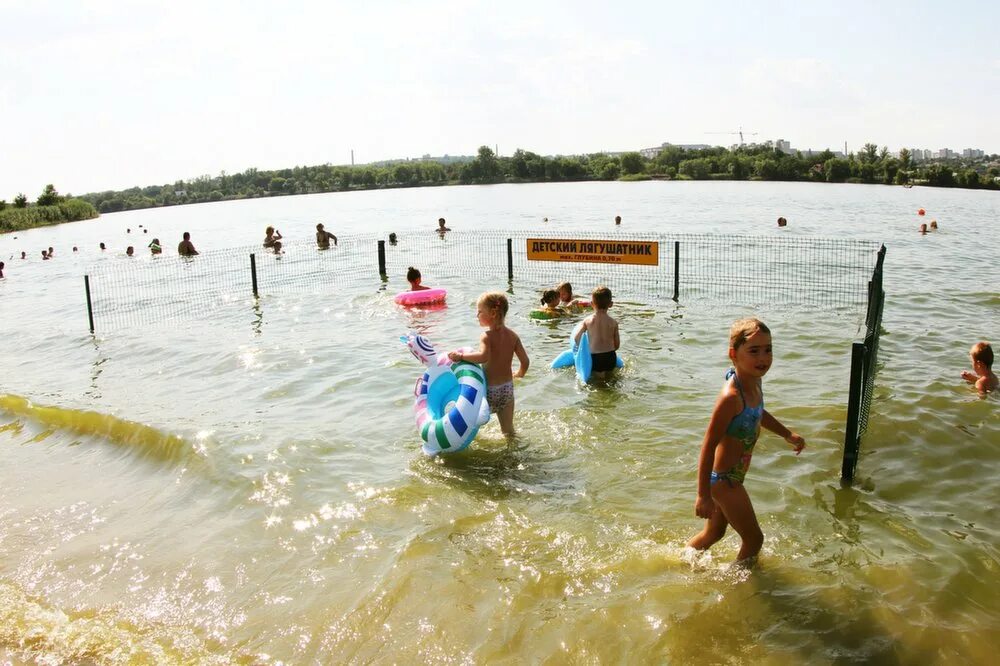 На пляже купание. Оборудованный пляж для детей. Лягушатник на пляже. Детская зона купания. Зона купания