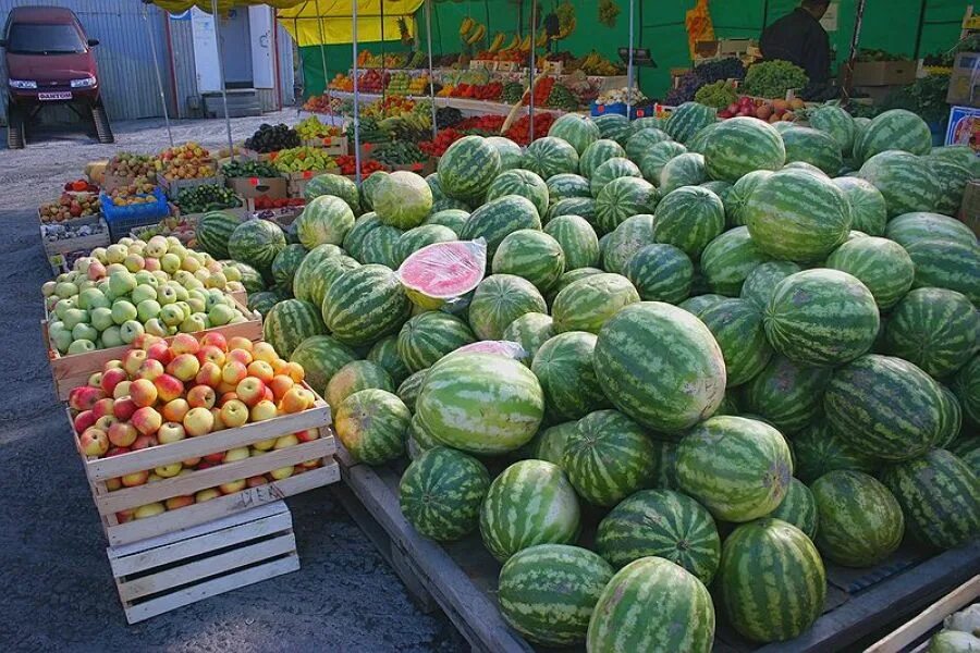 Арбуз купить рынок. Базар с арбузами. Арбузы на рынке. Арбузный рынок. Арбузы и дыни на рынке.