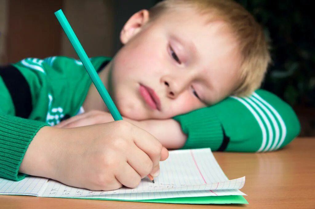 Ночью делают уроки. Утомление детей. Утомляемость школьников. Эмоции школьника. Ребенок устал в школе.