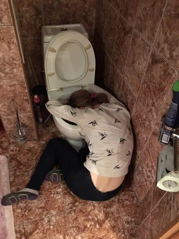 Пьяные девушки в квартире. Фото пьяных девушек в туалете. Пьяные русские молодежь