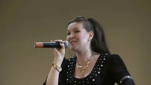 Поет песню оле