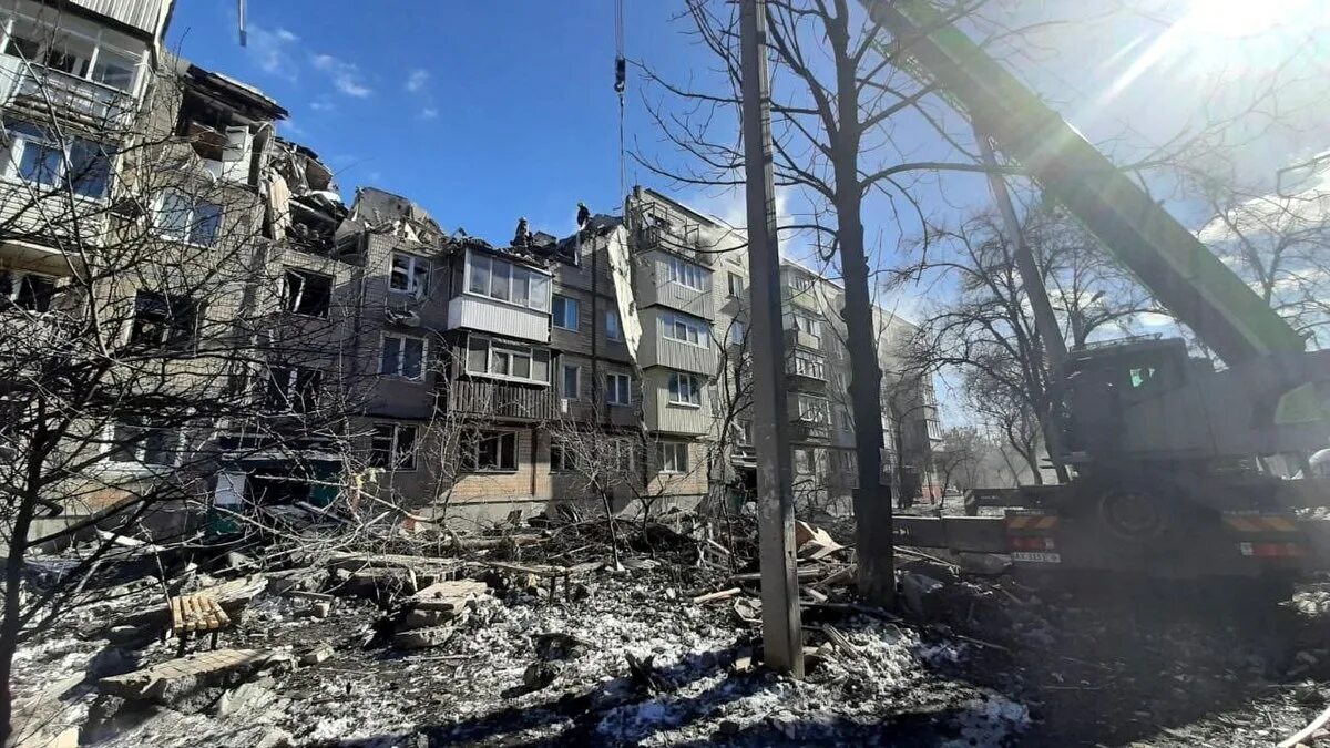 Дом после бомбежки. Дом после бомбежки. Разрушенные дома донбасса. Дом после бомбежки. Бомбёжка домов в ленинграде 1941.