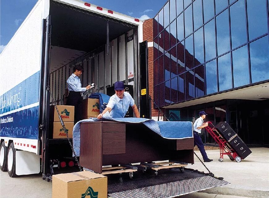Loading unloading. Транспорт для перевозки мебели. Переезд. Грузоперевозки мебели. Разгрузка грузовика.
