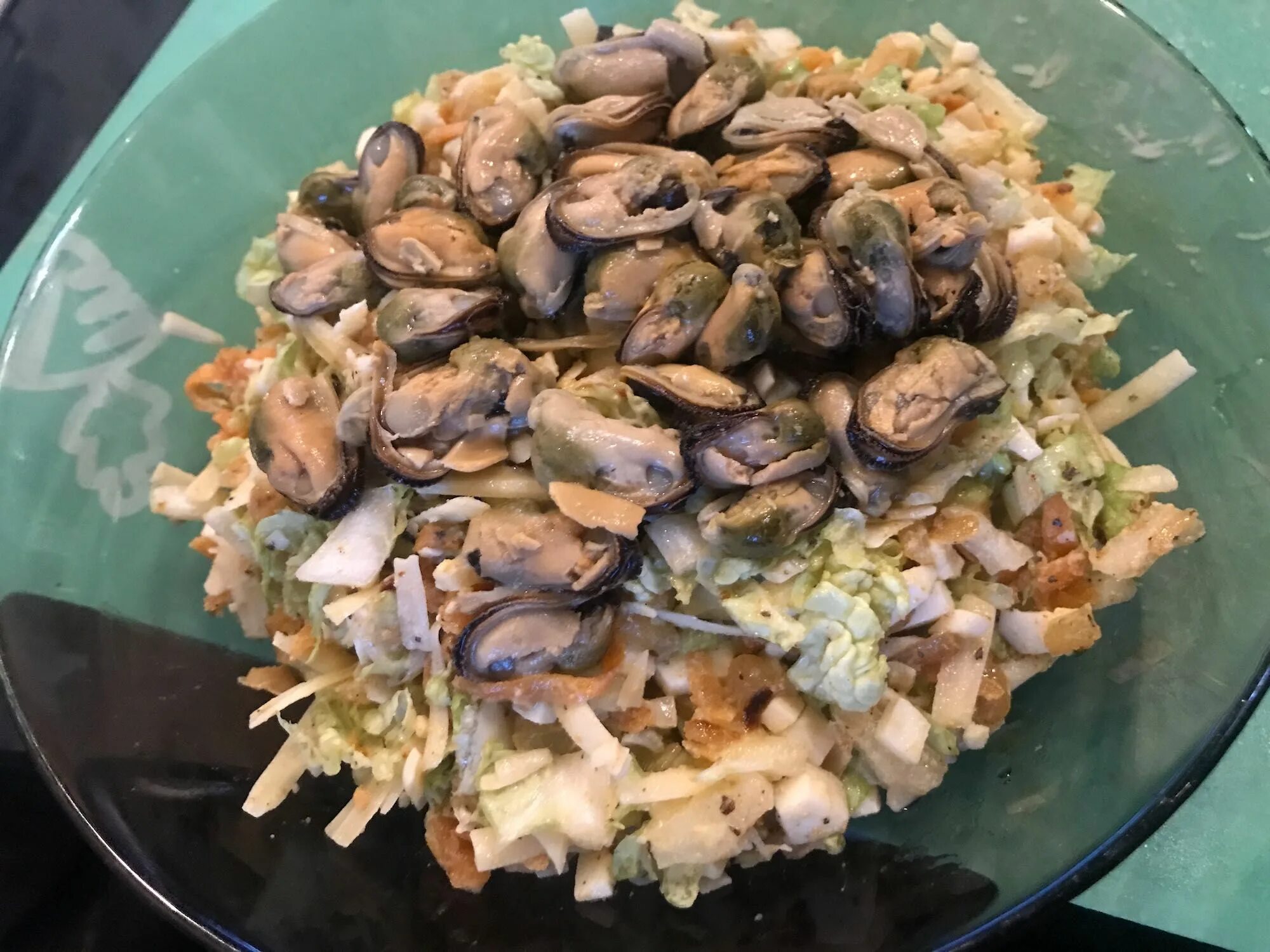 Салат с мидиями и капустой. Салат из мидий и пекинской капусты. Салат с мидиями и морской капустой. Мидии 150 г. Макароны для пасты с мидиями.