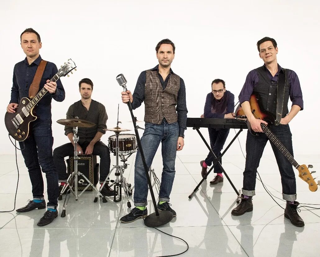 выступление кавер группы. группы ковров. скамейка запасных рок группа. группы ковров. шоу театр ковёр самолёт.