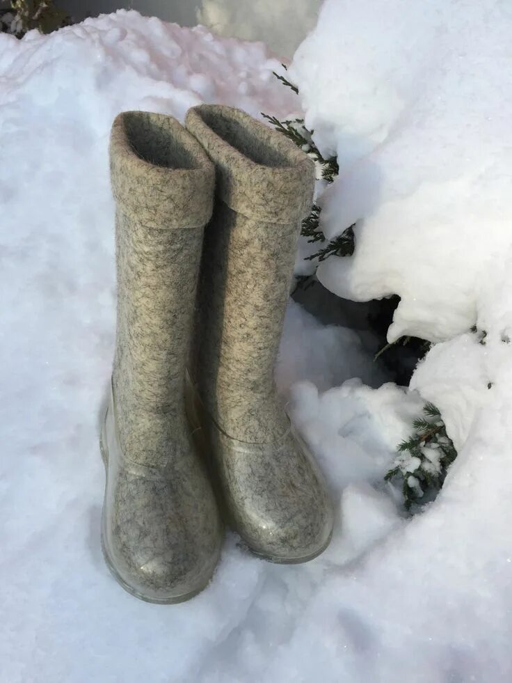 Валенки на белом фоне. Валенки. Валенки старые. Валенки старые. Валенки говорят.