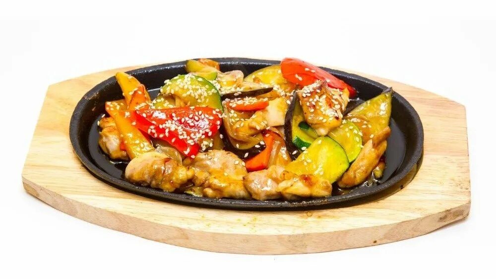 Куриное филе с перцем на сковороде. Курица с овощами на сковороде. овощи на сковородке. горячая сковородка с куриным филе. горячая сковородка с индейкой.
