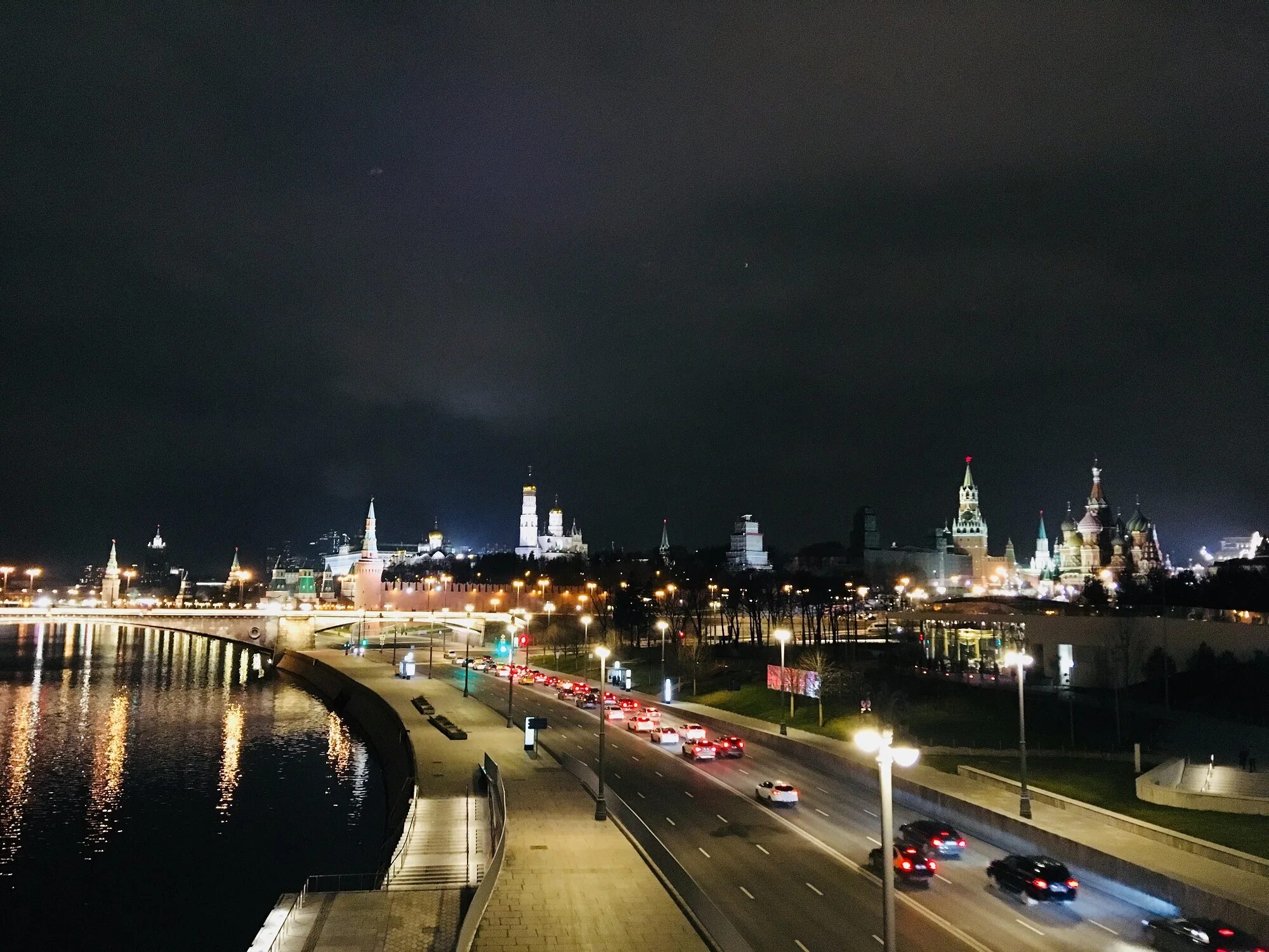 Хлопок в москве ночью. Кремлевская набережная Казань панорама. Кремлевская набережная 2023. Ночная фотография Московской набережной. Кремлевская набережная мост Казань.