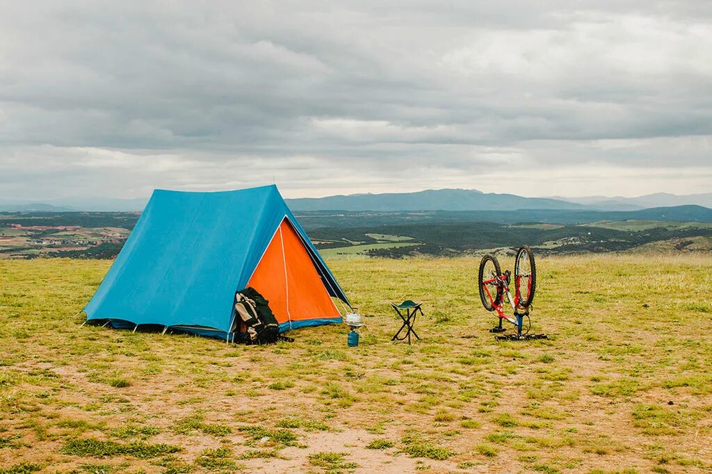 Camping men. Кемпинг люди. Палатка на траве. Летняя палатка Expedition Mountain-. Мокап палатка туристическая.