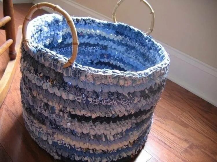 Поделки из старых вещей. Корзина из старых вещей. корзина из полосок ткани. корзина из джинсы. корзины из джинсовой ткани.