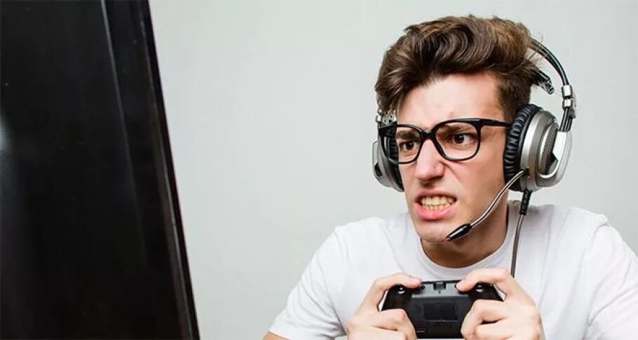человек играющий в компьютер. люди играющие в компьютерные игры. геймер. увлечение компьютерными играми. компьютерные игры.
