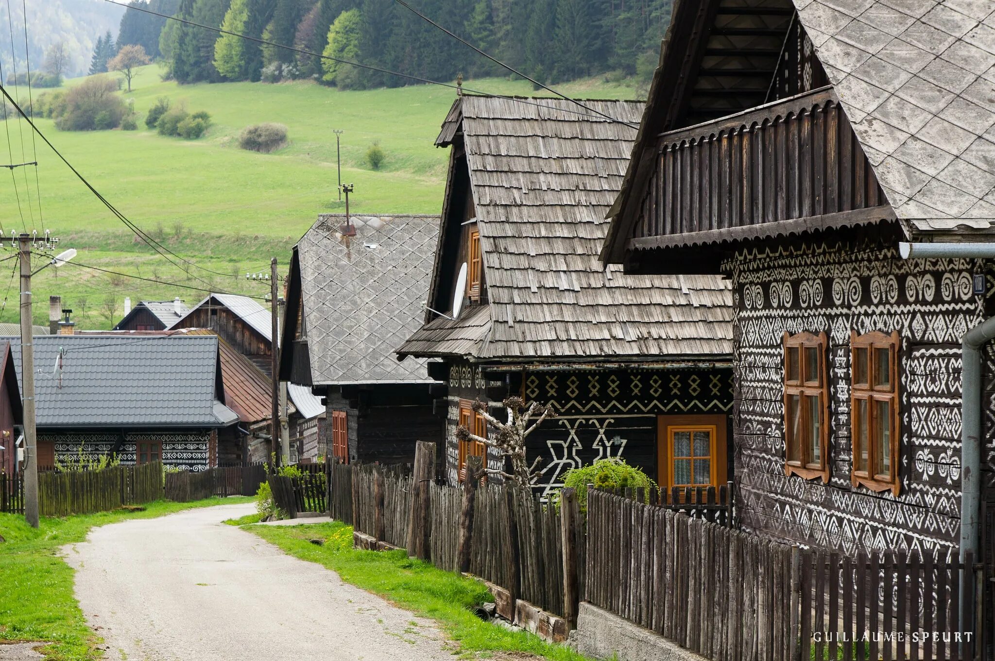 Www village. Чичманы Словакия. Словацкая деревня Чичманы. Деревенский домик. Сербия деревня.