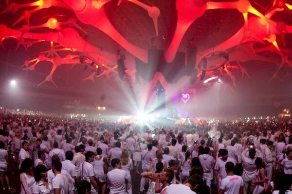 Sensation в санкт-петербурге 2022. Sensation white 2009. Сенсейшен белая вечеринка 2024. Сенсейшен вайт 2022 питер. Сенсейшен вайт 2008 в питере.