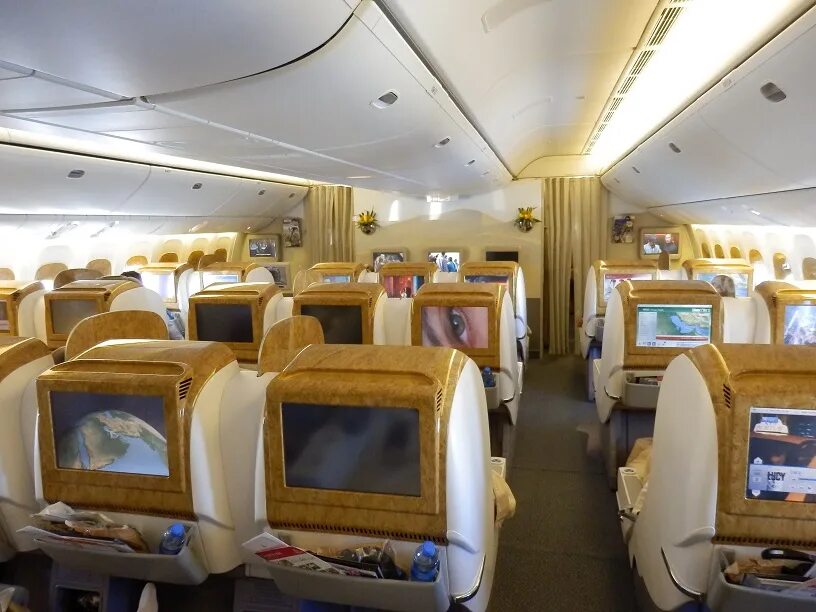 Эмирейтс 777-300er. Бизнес класс Эмирейтс 777 300. Emirates 777 300er Business class.