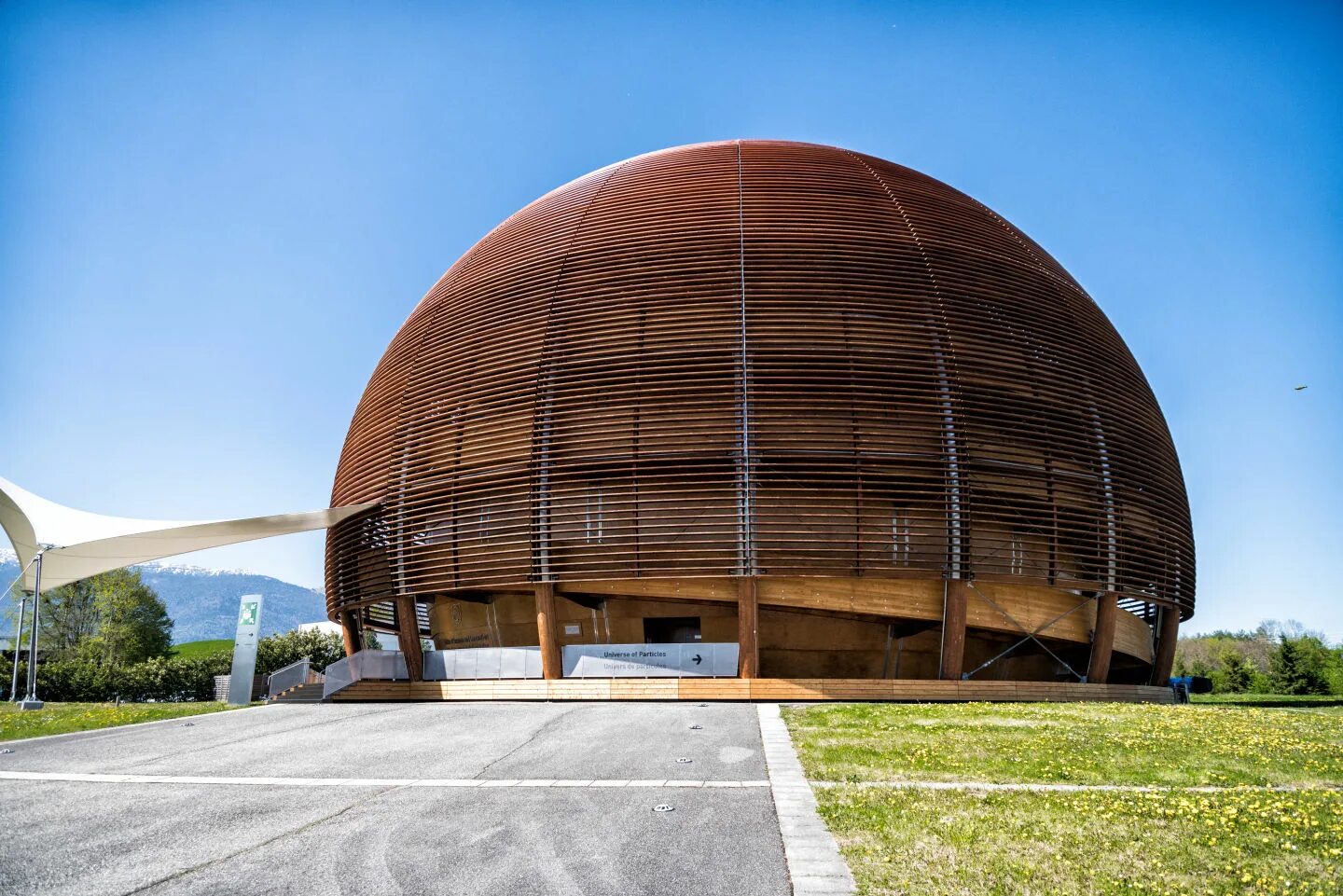 Церн швейцария. ЦЕРН Швейцария Женева. Музей ЦЕРН В Женеве. Европейский центр ядерных исследований ЦЕРН. Швейцария ЦЕРН здание.