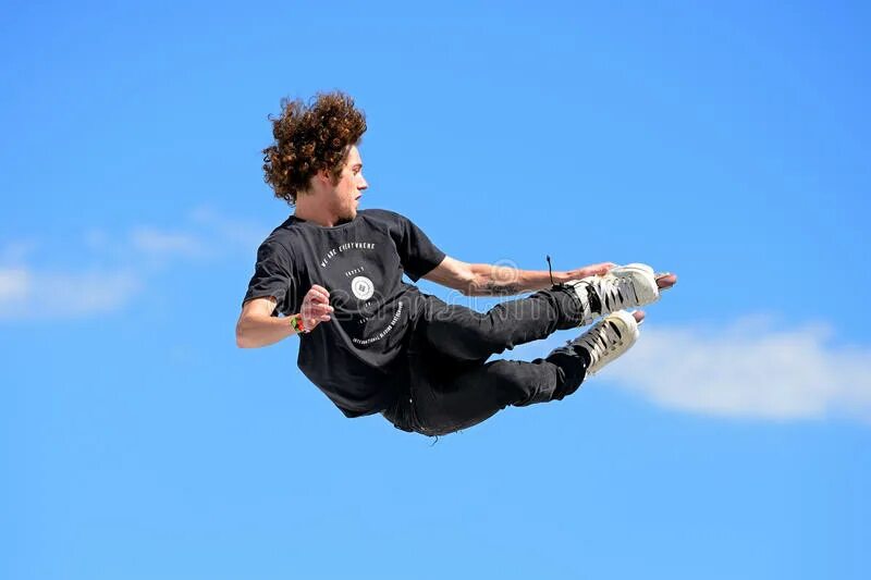 Скачет мс. Skater Jump Blue Sky.