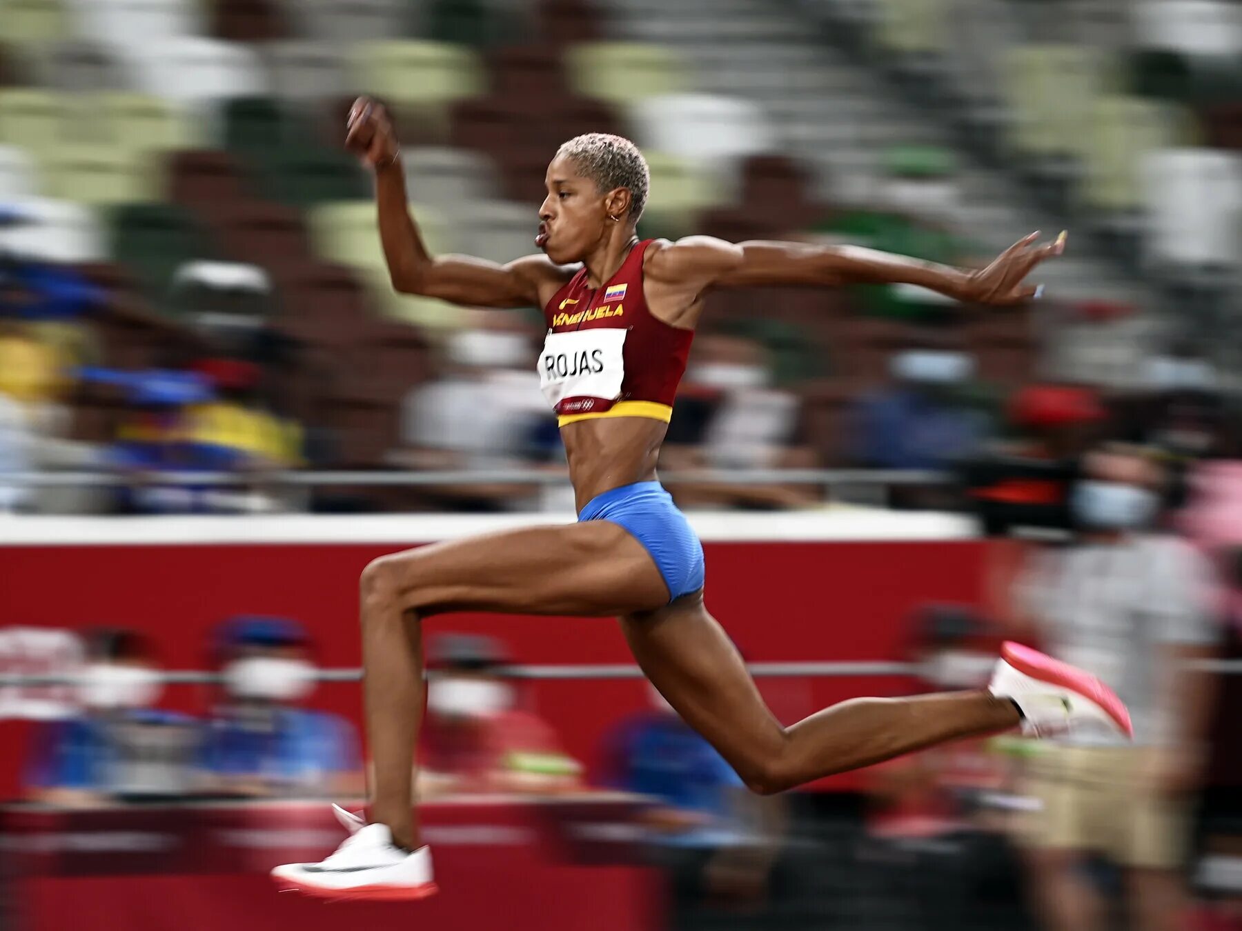 Легкая атлетика прыжки в высоту. Рекорд в длину женщины. Тройной прыжок с разбега. Малайка михамбо. Малайка михамбо легкая атлетика.