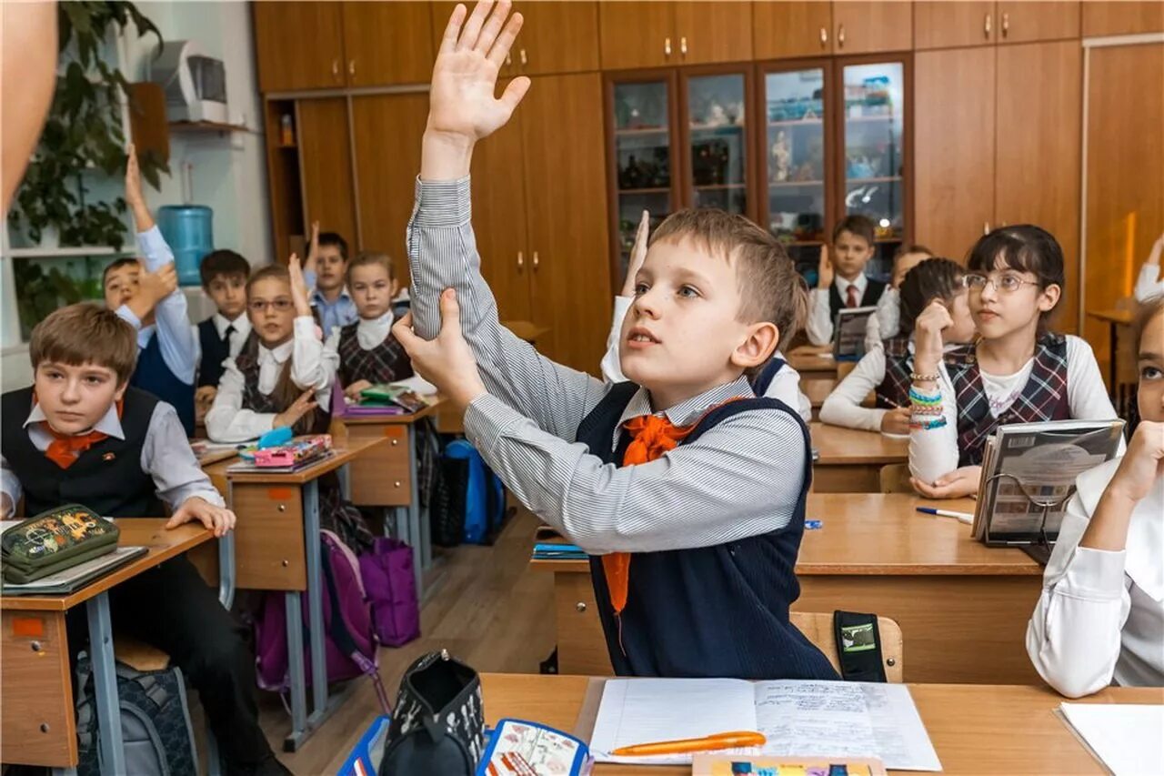 Школьники младших классов. Дети в школе. Ученики в школе. Школьники на уроке в школе.