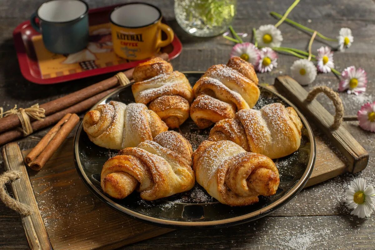 Цвет булочки. Ароматные булочки. Сдобная булочка. Булочка с корицей. Булочки с корицей и сахаром.