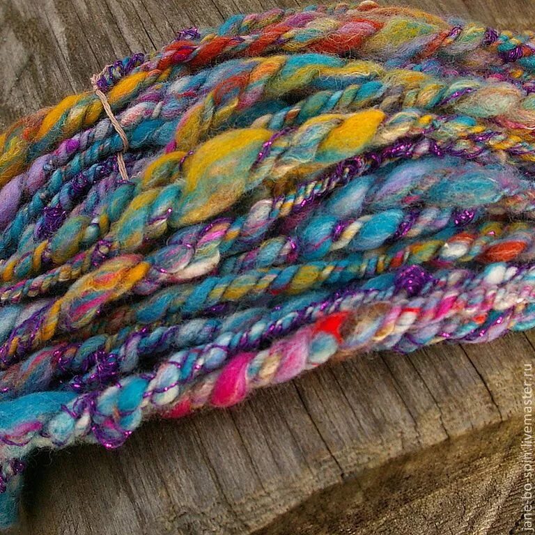Пряди пряжу. Разноцветные нитки для вязания. Пряжа многоцветная. Многоцветная пряжа для вязания. Пряжа разноцветная толстая.