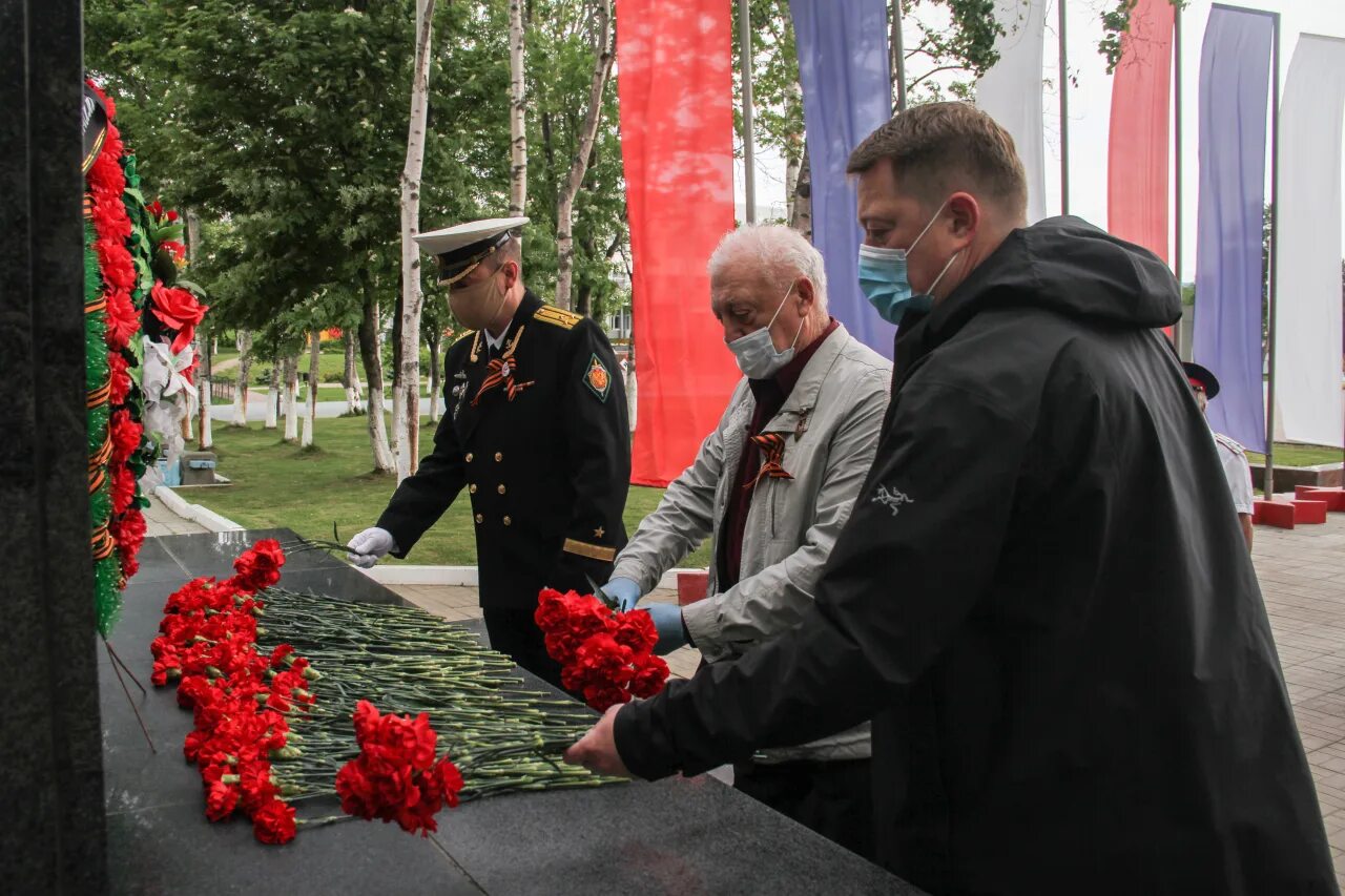 Новости с фронта правда. Обелиск памяти к Дню Победы. Возложение цветов парад 1945 год. Парад в Корсакове. Парад Победы Корсаков.