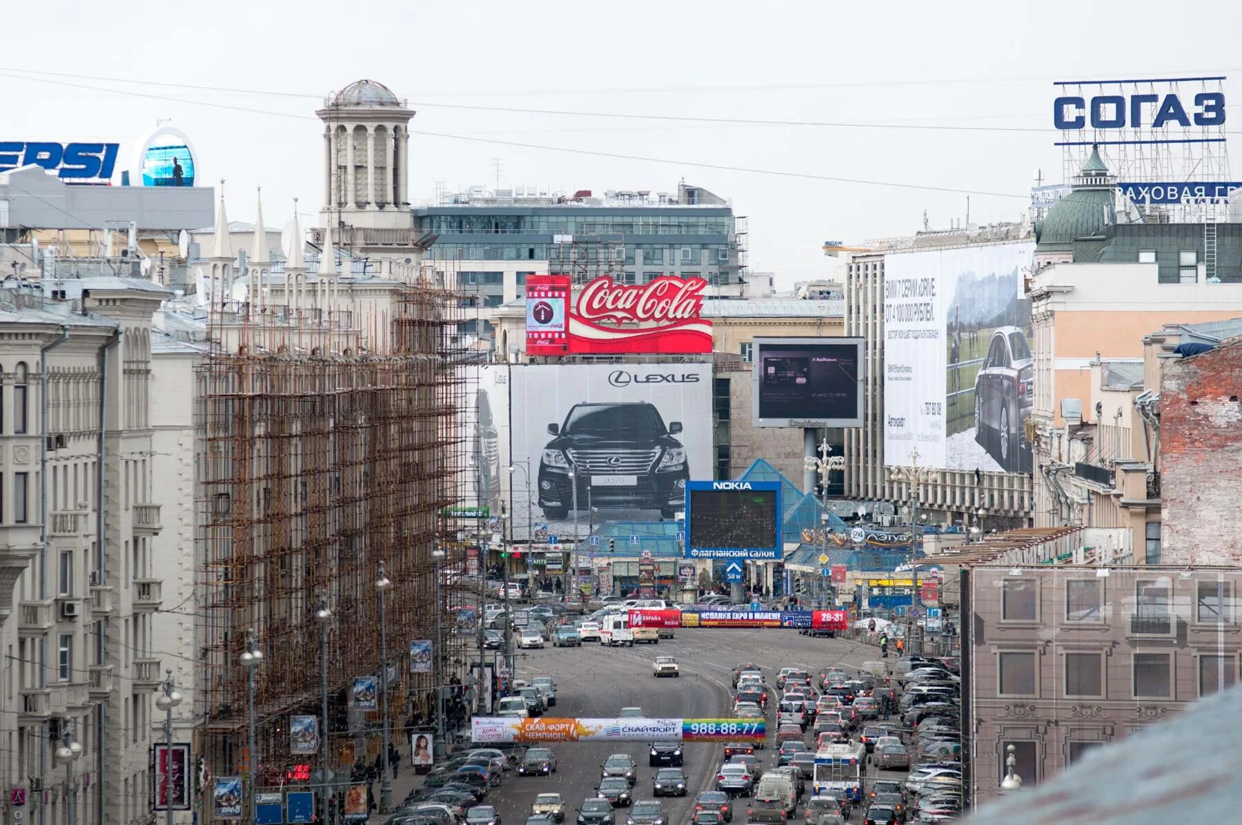 В центре москвы рекламируют. Тверская улица 2000 год. Москва 2010 год Тверская улица. Тверская улица при Лужкове. Москва улица Тверская начало 2000.