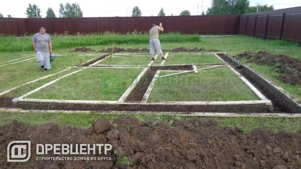 Разметка траншеи под ленточный фундамент. Разметка под фундамент. Прямой угол фундамента как сделать. Как разметить прямой угол фундамента. Прямой угол при разметке фундамента.