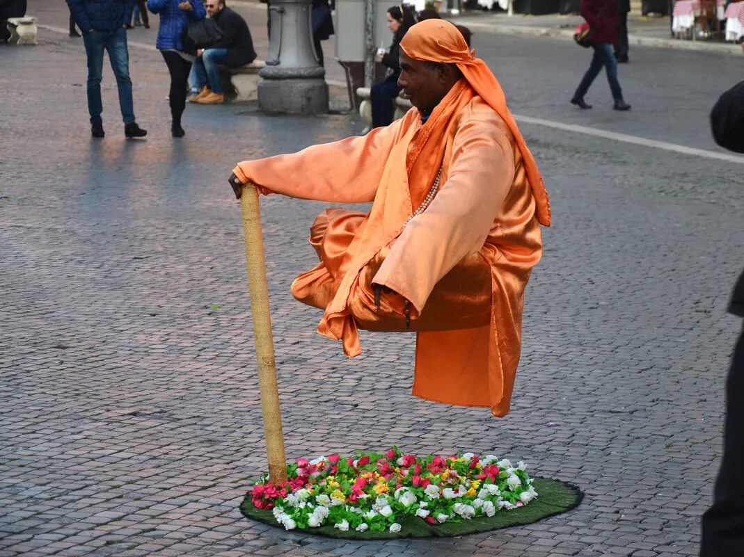 человек парит в воздухе. секрет левитации йогов. секрет левитирующих уличных артистов. левитирует в воздухе. левитация будды.