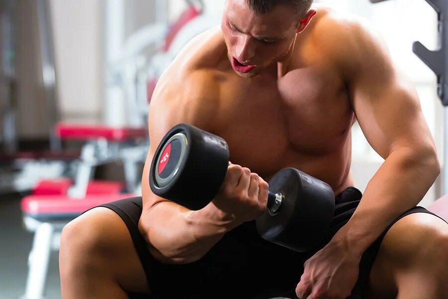 Сергей данилов бодибилдер. Занятия в спортзале. Парень занимается спортом. Спортсмены в тренажерном зале. Спортивный мужчина.