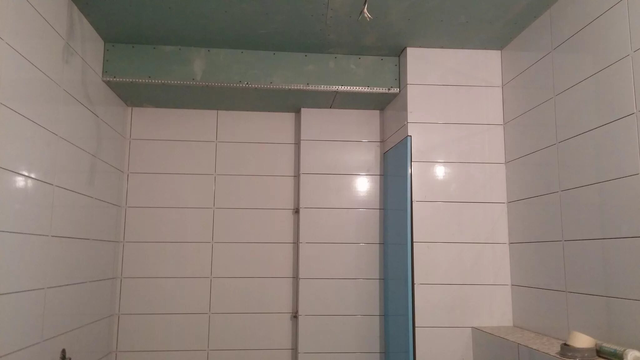 Короб в ванной из гипсокартона под плитку. Короб из плитки в ванной. отделка короба в ванной. плитка на коробе в ванной. плитка на короб из гипсокартона.