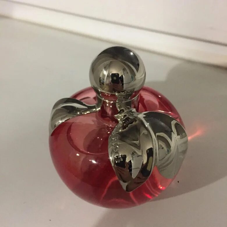 Купить духи nina. Nina Ricci Apple. Nina Ricci Red Apple. Nina Ricci яблоко.