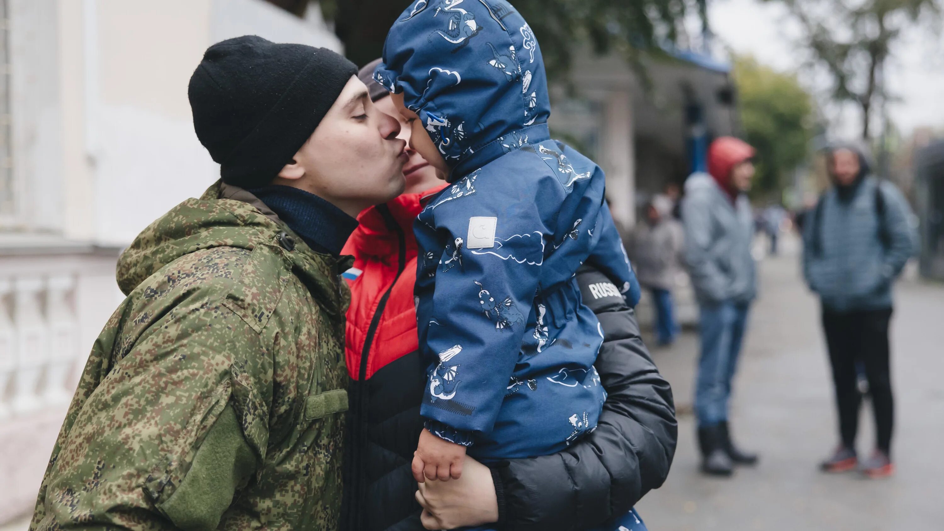 Российский солдат с ребенком. Россия для детей. Русский солдат обнимает ребенка. Военный семья ребенок Россия.