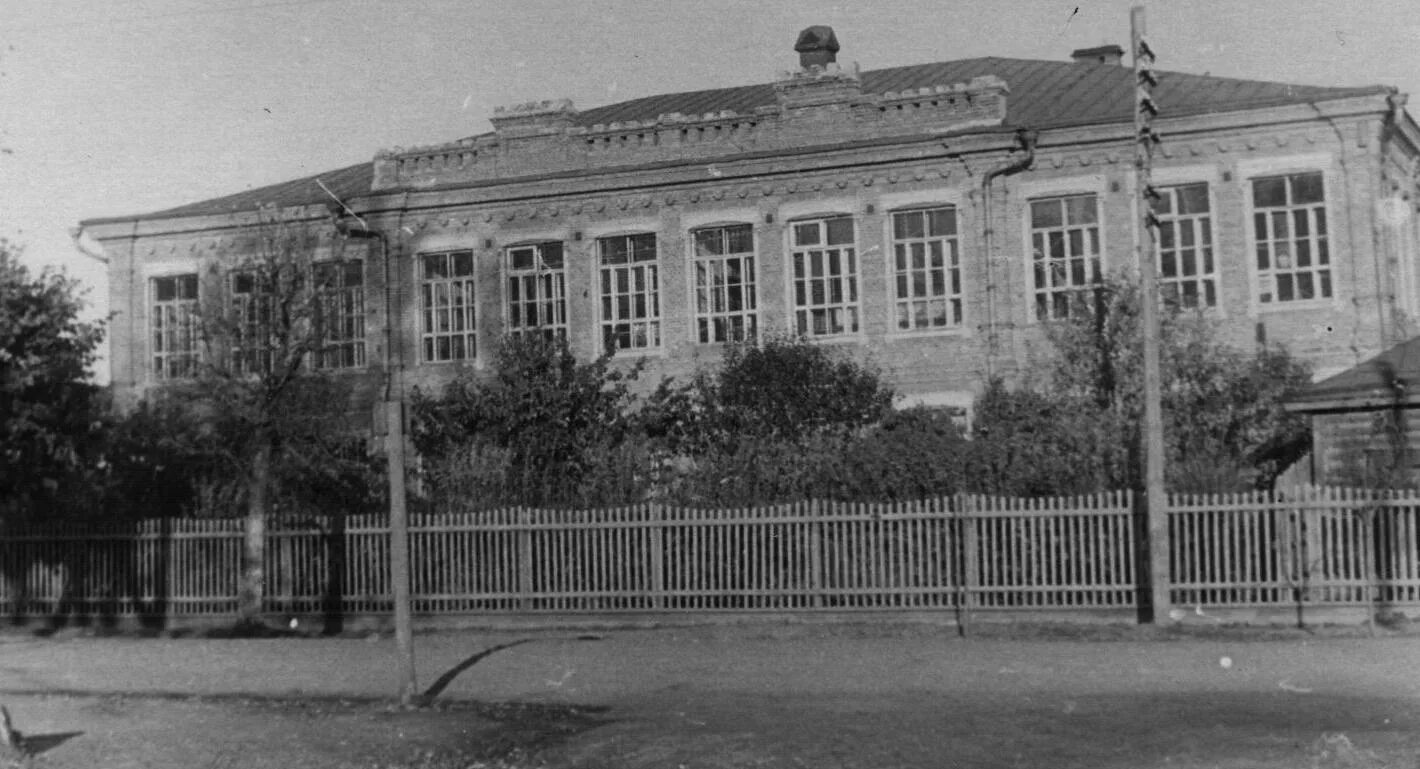 2 школа дзержинск старая. Школа номер 2 история. Школа номер 2 история. История школы номер 1. 16 школа киров.