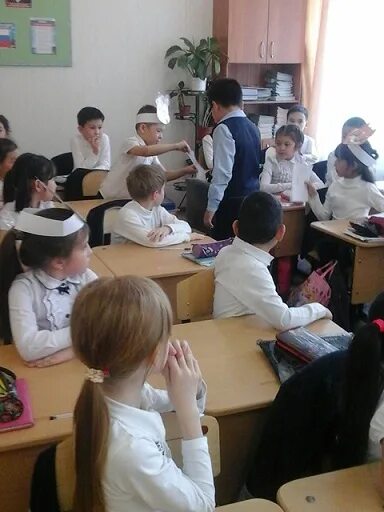 Фото сош 2 володарский астраханская область. Моу володарская сош. Поселок володарского старшая школа. Школа 2 володарский. Володарская школа 1.