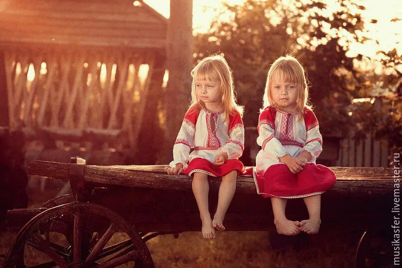 Мах. Русские народные костюмы для детей. Дети в национальных костюмах. Славянские дети в поле. Руса дети.