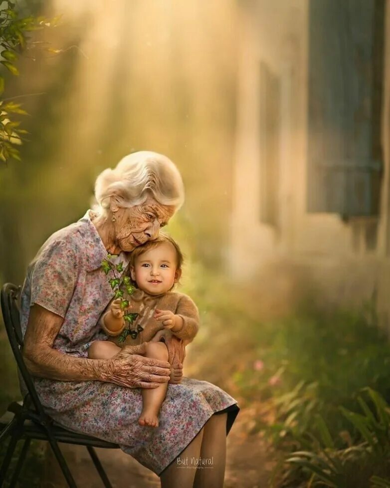 Бабушка с дедушкой и внуки картинки. Фотосессия с бабушкой. Бабушка с внуками. Бабушка и внучка. Фотосессия бабушка с внуками.