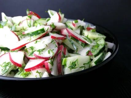 Специальный соус сыр огурцы салат и лук