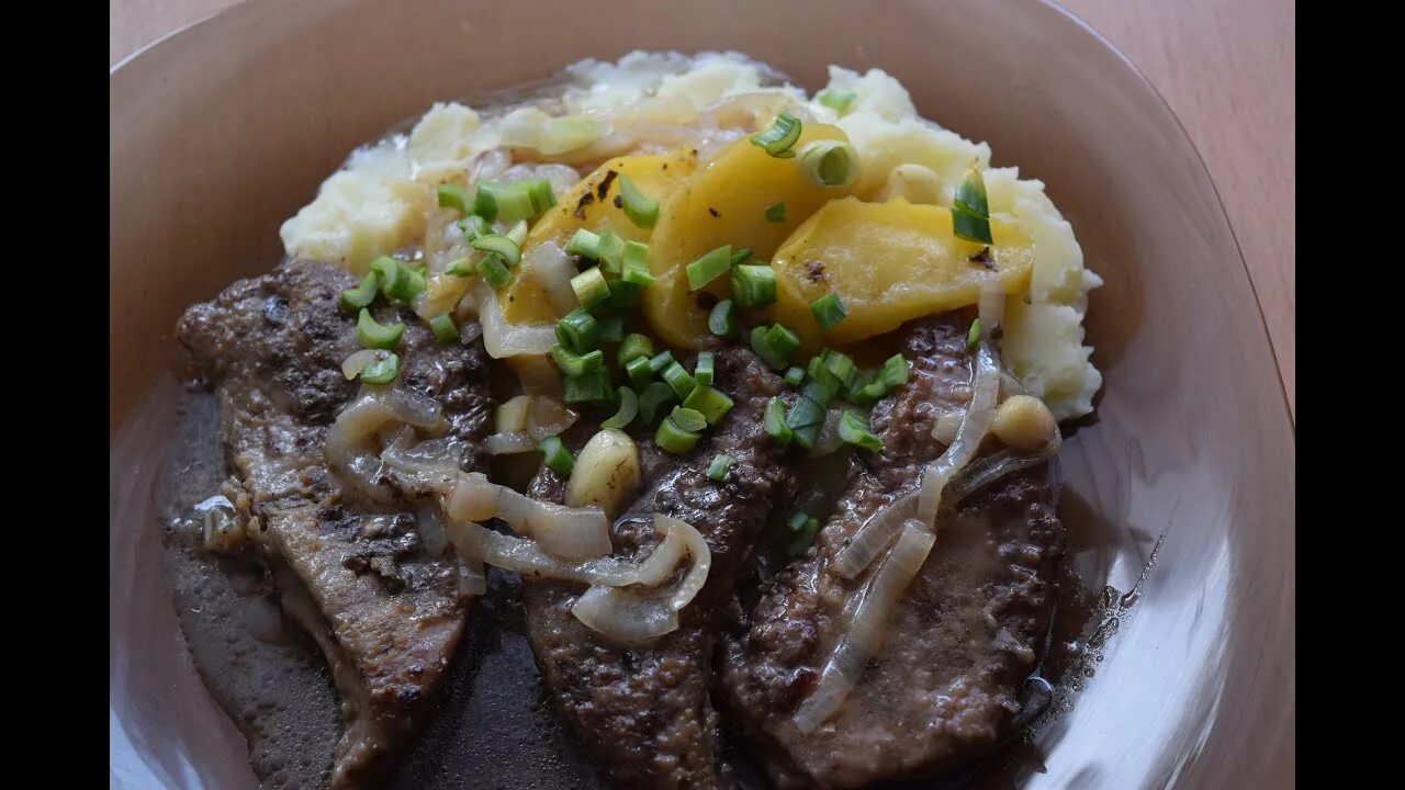 Куриная печень с луком яблоками в духовке. Печень говяжья с яблоками. Печень говяжья по берлински. Печень с яблоками в духовке. Куриная печень с яблоками.