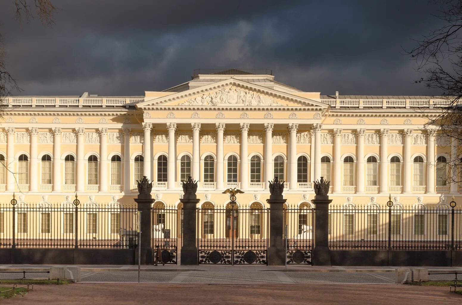 Санкт-петербург михайловский дворец — главное здание русского музея. Государственный русский музей михайловский дворец. Государственный русский музей михайловский дворец. Русский музей какой дворец. Государственный русский музей михайловский дворец.
