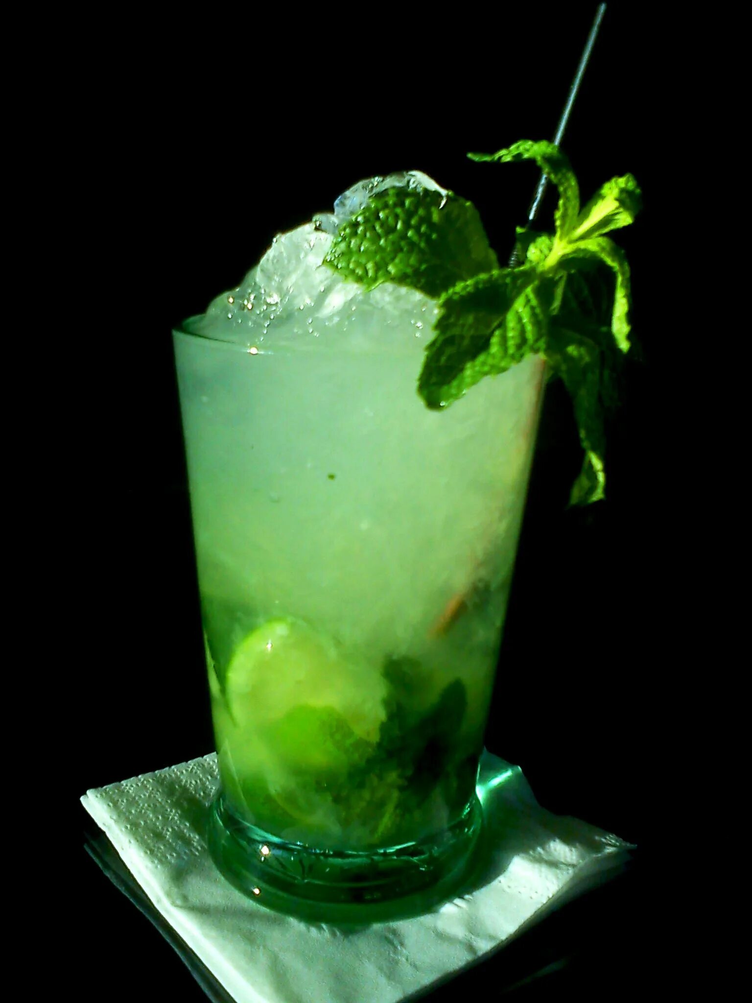 Зеленый мохито. Мохито зеленый алкогольный напиток. Мохито Тархун. Напиток алкогольный зеленый Mojito. Айс Грин коктейль.