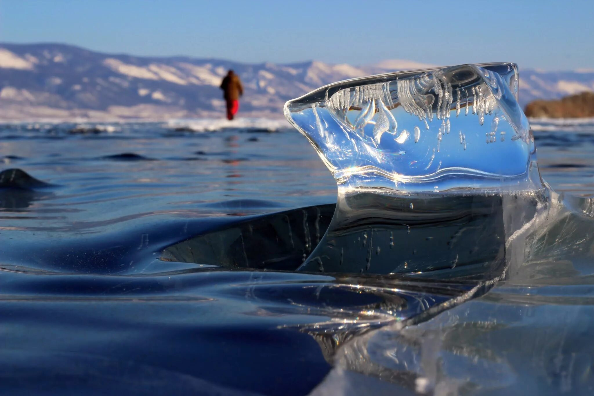 Прозрачность воды в озерах. Озеро Байкал лед. Озеро Байкал вода. Озеро Байкал подо льдом. Озеро Байкал Байкальская вода.