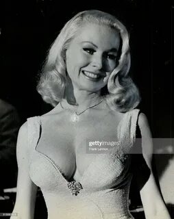 Joi Lansing Obtenha fotos jornalísticas preminum de alta resolução em Getty...
