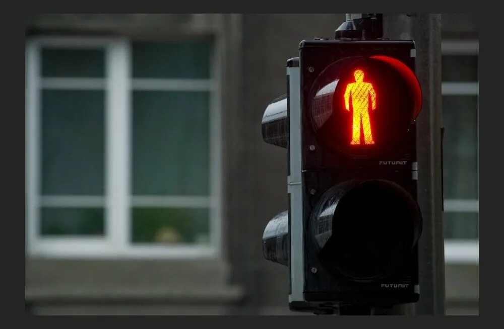 Я лечу на красный свет. Красный свет светофора. Пешеходный светофор. Красный йвет световофра. Светофор для людей.