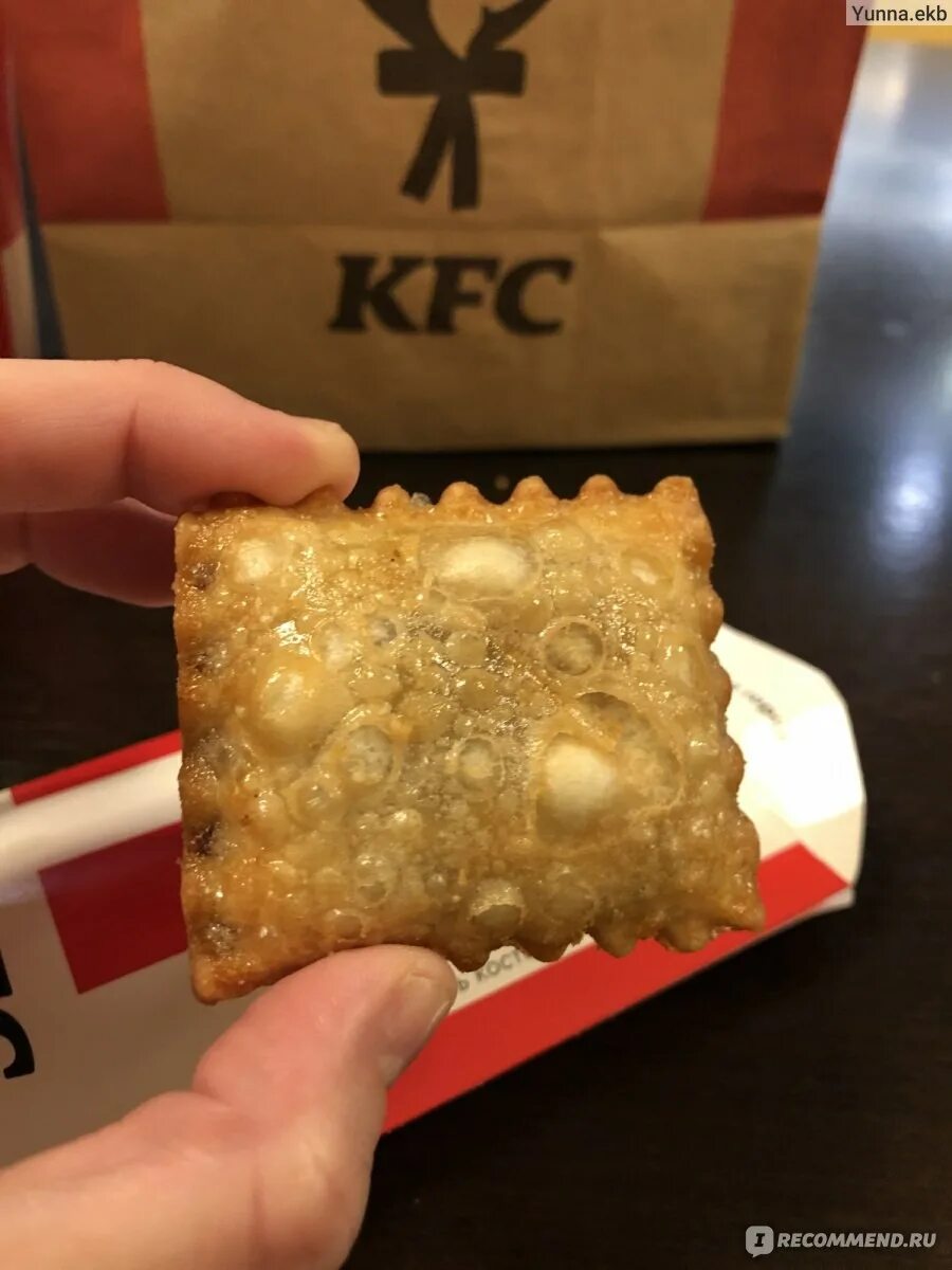 Пирожок kfc. Пирожок из макдональдса кфс бургер кинг. пирожок с вишней кфс. сладости кфс.