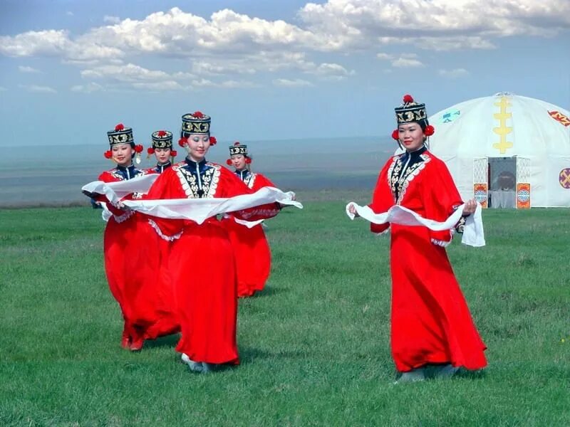 Калмыкия традиции обычаи культура. Калмыкия обычаи. Праздник калмыцкого чая в калмыкии. Калмыцкий костюм женский. Калмыцкие традиции и обычаи.