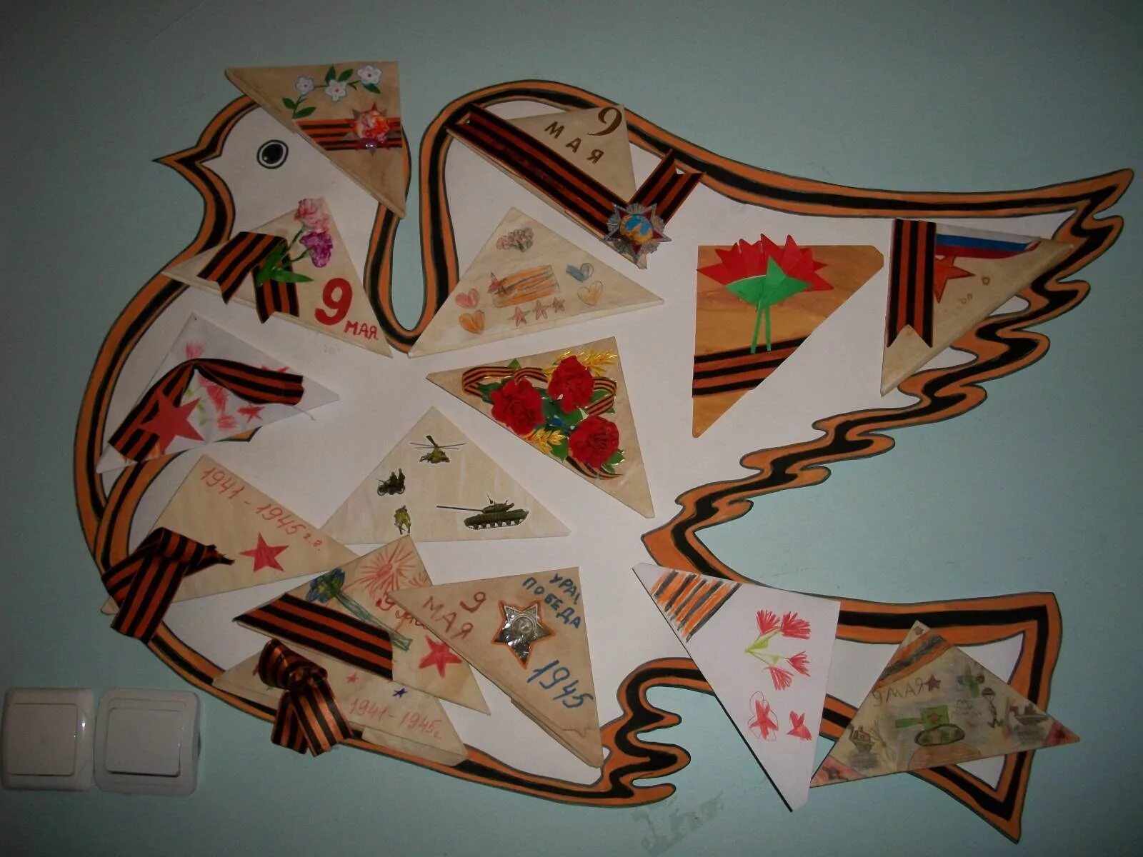 конверт треугольник для ветеранов. поделка треугольник солдату. треугольник ветерану. как украсить письмо солдату треугольником. солдатский треугольник.