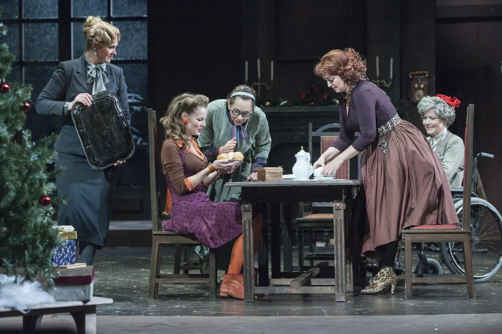 8 любящих женщин спектакль моссовета. 8 любящих женщин спектакль моссовета. Спектакль восемь любящих женщин ульяновск. Пермский академический театр 8 женщин. Робер тома 8 любящих женщин.